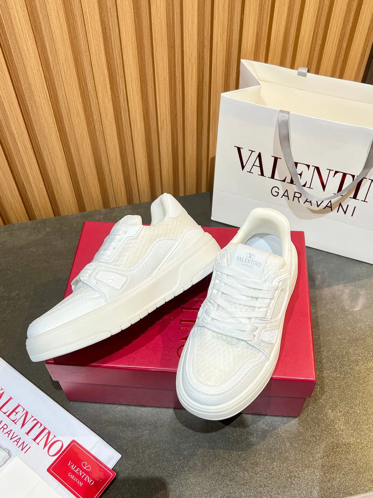 Men's men's shoes 💰640 VLNT Valentino 𝑶𝒏𝒆𝑺𝒕𝒖𝒅 Couple's sneakers series Valentino 2025 latest couple's sneakers, same style for celebrities, hot sale. Original ZP purchase and dismantling. Repeated pattern making and modification. Trying to restore 1:1 original version! Top luxury masterpiece, soft and comfortable, breathable and light, combines fashion and leisure, brings excellent and elegant texture and excellent on-foot comfort. Top purchasing version upper: imported high-end breathable mesh/original oil edge craftsmanship. Inner: imported mesh. Outsole: original development 𝐓𝐏𝐔 two-color combination outsole. Packaging: original configuration complete package. Code number: 35/44 (customized 45 46). Can be customized (self-labeled - no label) order.